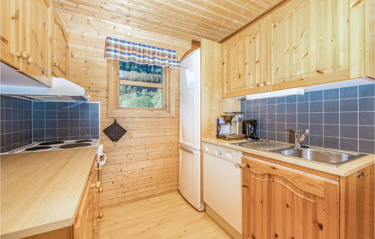 Cozy Home In Fjaerland With House A Mountain View Zewnętrze zdjęcie