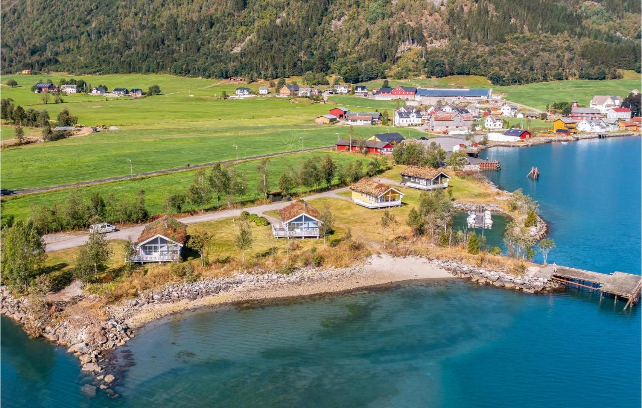Cozy Home In Fjaerland With House A Mountain View Zewnętrze zdjęcie