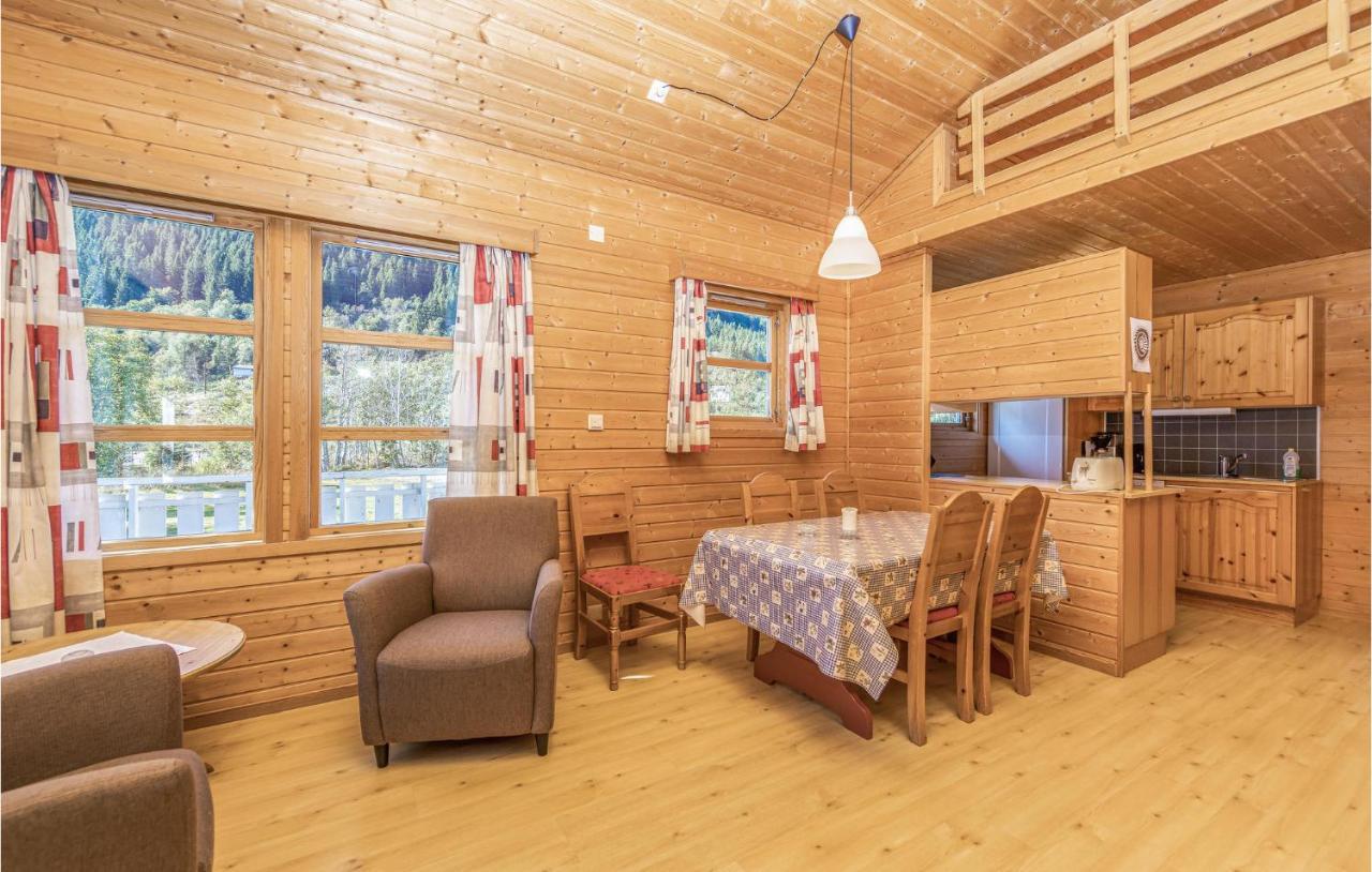 Cozy Home In Fjaerland With House A Mountain View Zewnętrze zdjęcie