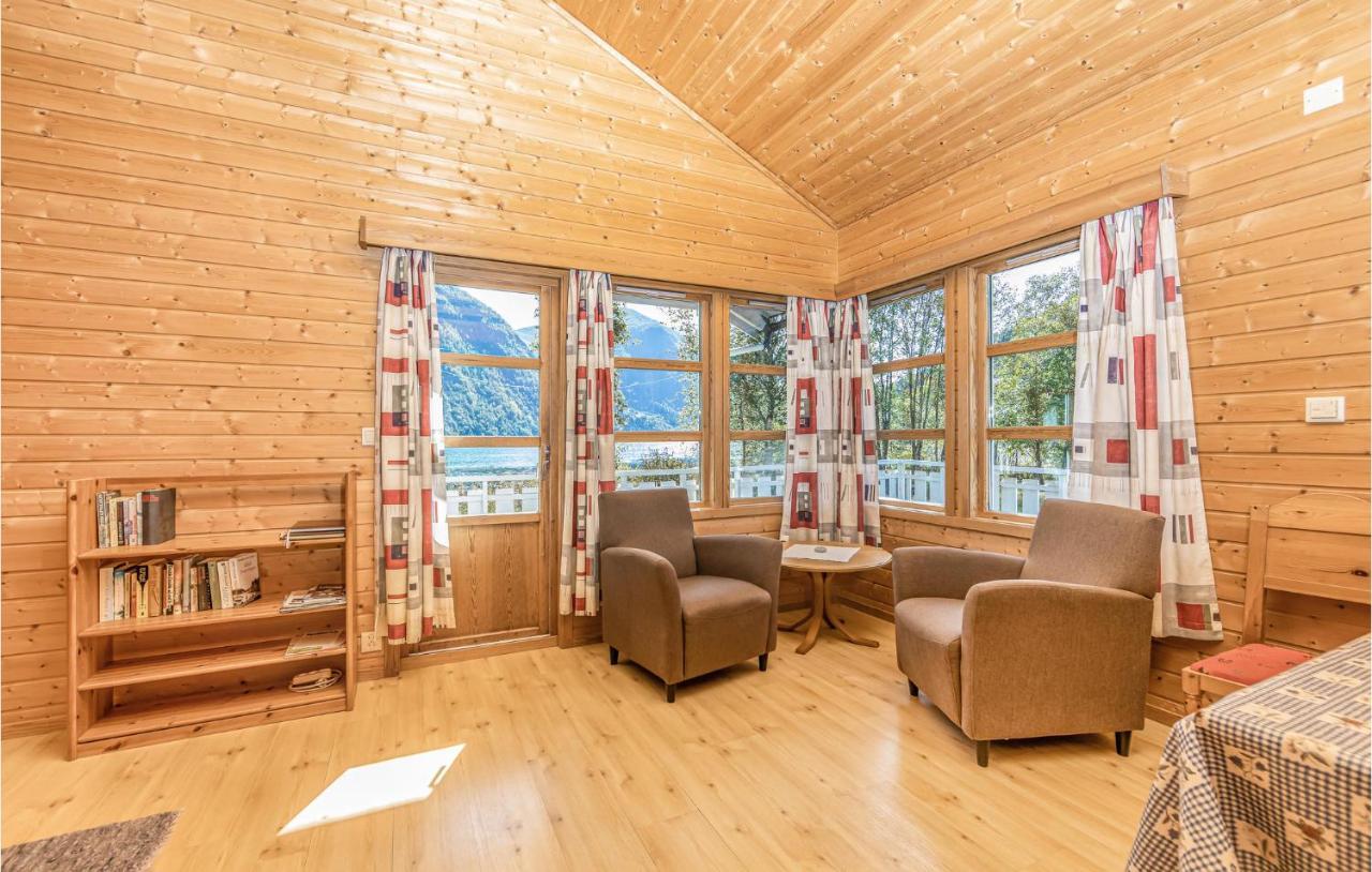 Cozy Home In Fjaerland With House A Mountain View Zewnętrze zdjęcie