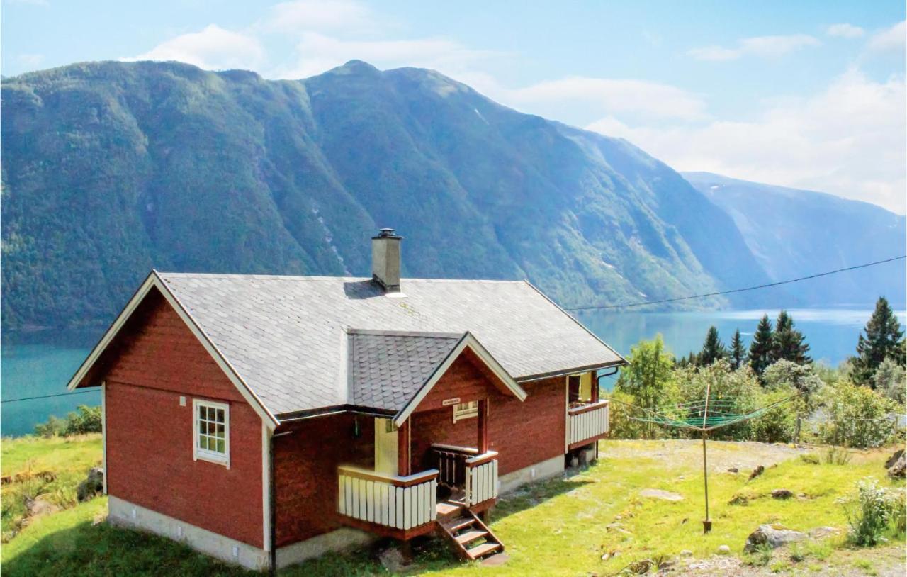 Cozy Home In Fjaerland With House A Mountain View Zewnętrze zdjęcie